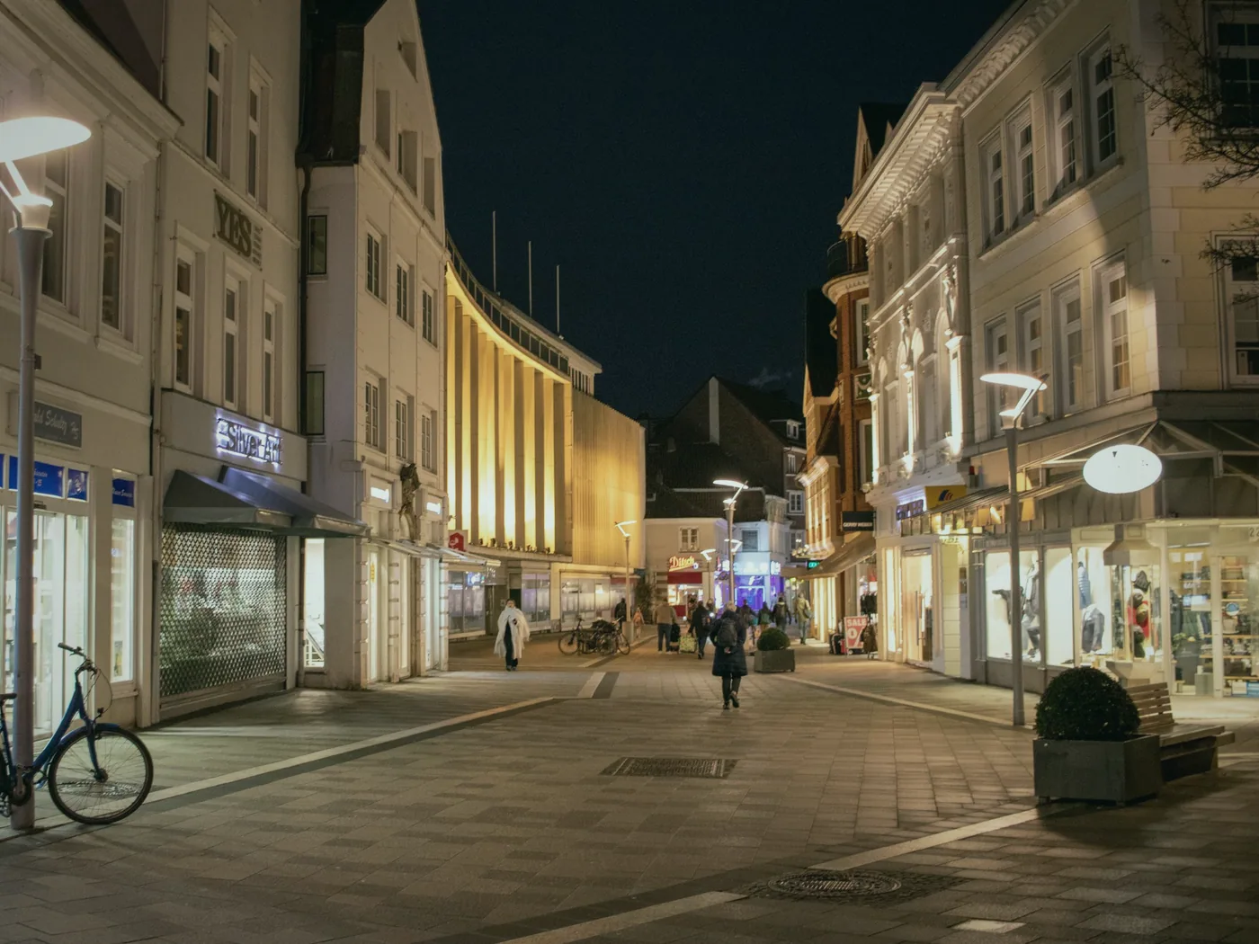 Fasada dawnego spichlerza zbożowego widziana od strony ulicy